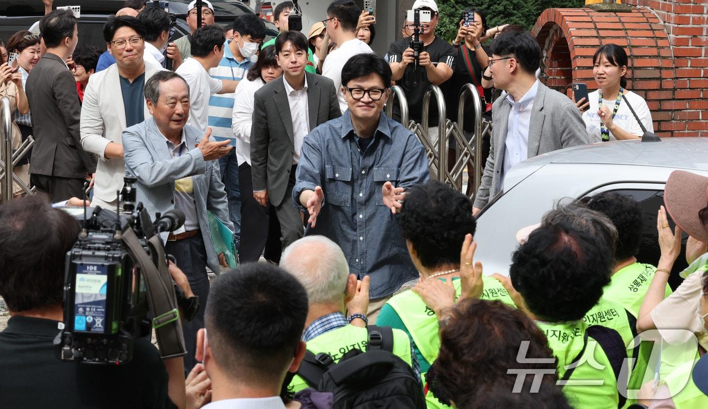 한동훈 국민의힘 대표가 13일 오전 서울 관악구의 한 보육원에서 추석맞이 봉사활동을 하기 앞서 노인지원센터 어르신들과 인사하고 있다. 2024.9.13/뉴스1 ⓒ News1 장수영 기자