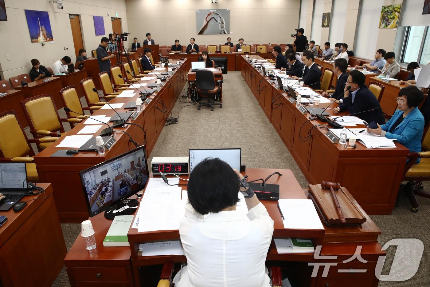 13일 오전 서울 여의도 국회에서 열린 과학기술정보방송통신위원회 전체회의에 국민의힘 의원들의 자리가 비어 있다. 이날 전체회의에 여당 간사인 최형두 국민의힘 의원만이 참석해 방송통신심의위원회 직원 압수수색 관련 긴급 현안질의를 야당이 강행하는 것에 대해 항의한뒤 퇴장했다.2024.9.13/뉴스1 ⓒ News1 이광호 기자