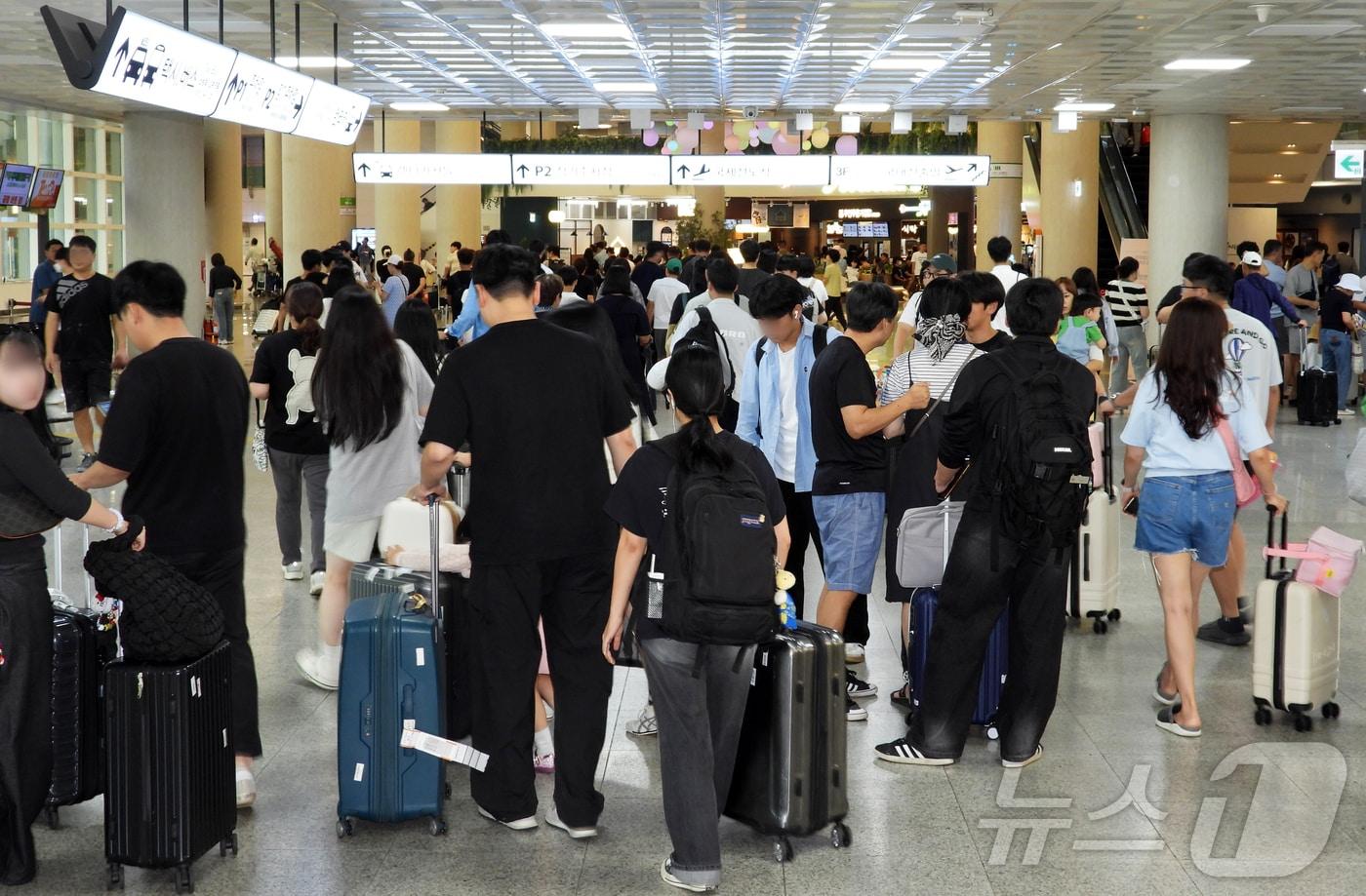 추석 연휴를 앞둔 13일 오전 제주국제공항 1층 도착장이 귀성·관광객들로 북적이고 있다.2024.9.13./뉴스1 ⓒ News1 오미란 기자