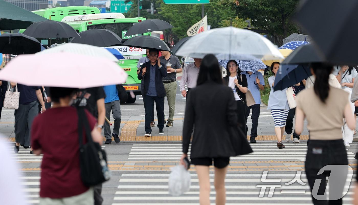 우산을 쓴 시민들이 발걸음을 재촉하고 있다. &#40;사진은 기사 내용과 무관함&#41; / 뉴스1 ⓒ News1