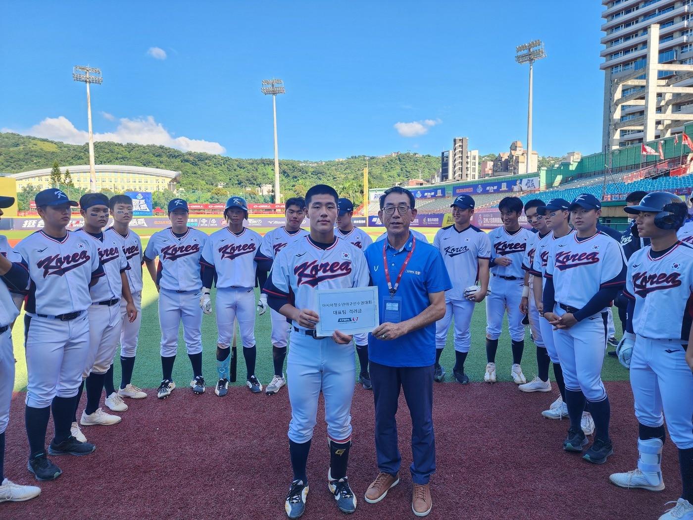 한국프로야구선수협회가 U-18&#40;18세 이하&#41; 아시아청소년선수권대회, U-23&#40;23세 이하&#41; 월드컵 대표팀에 격려금을 전달했다고 13일 밝혔다.&#40;한국프로야구선수협회 제공&#41;