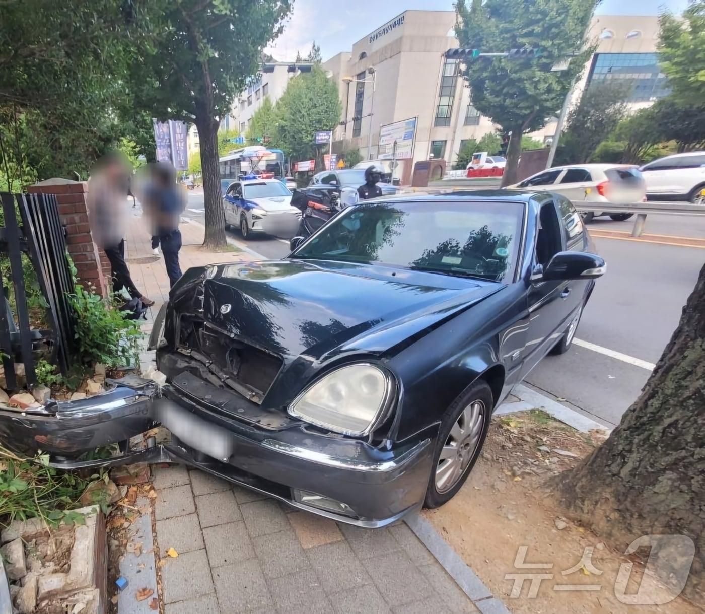 지난 12일 오후 창원시 용호동의 한 도로에서 만취한 채 차량을 몰던 60대 남성이 인도로 돌진해 아파트 담벼락을 들이 받았다. 사진은 사고 현장 모습.&#40;독자 제공&#41;