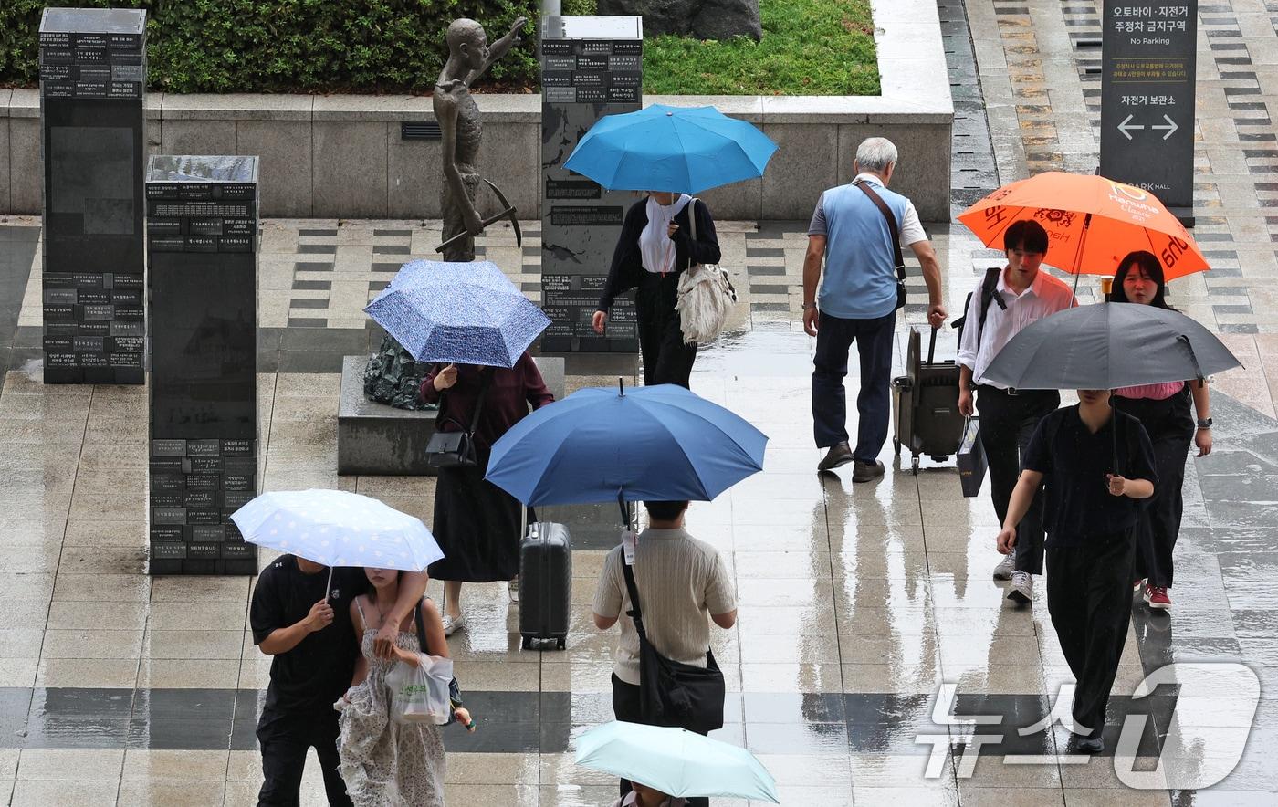 서울 용산역에서 우산을 쓴 시민들이 발걸음을 재촉하고 있다. /뉴스1 ⓒ News1