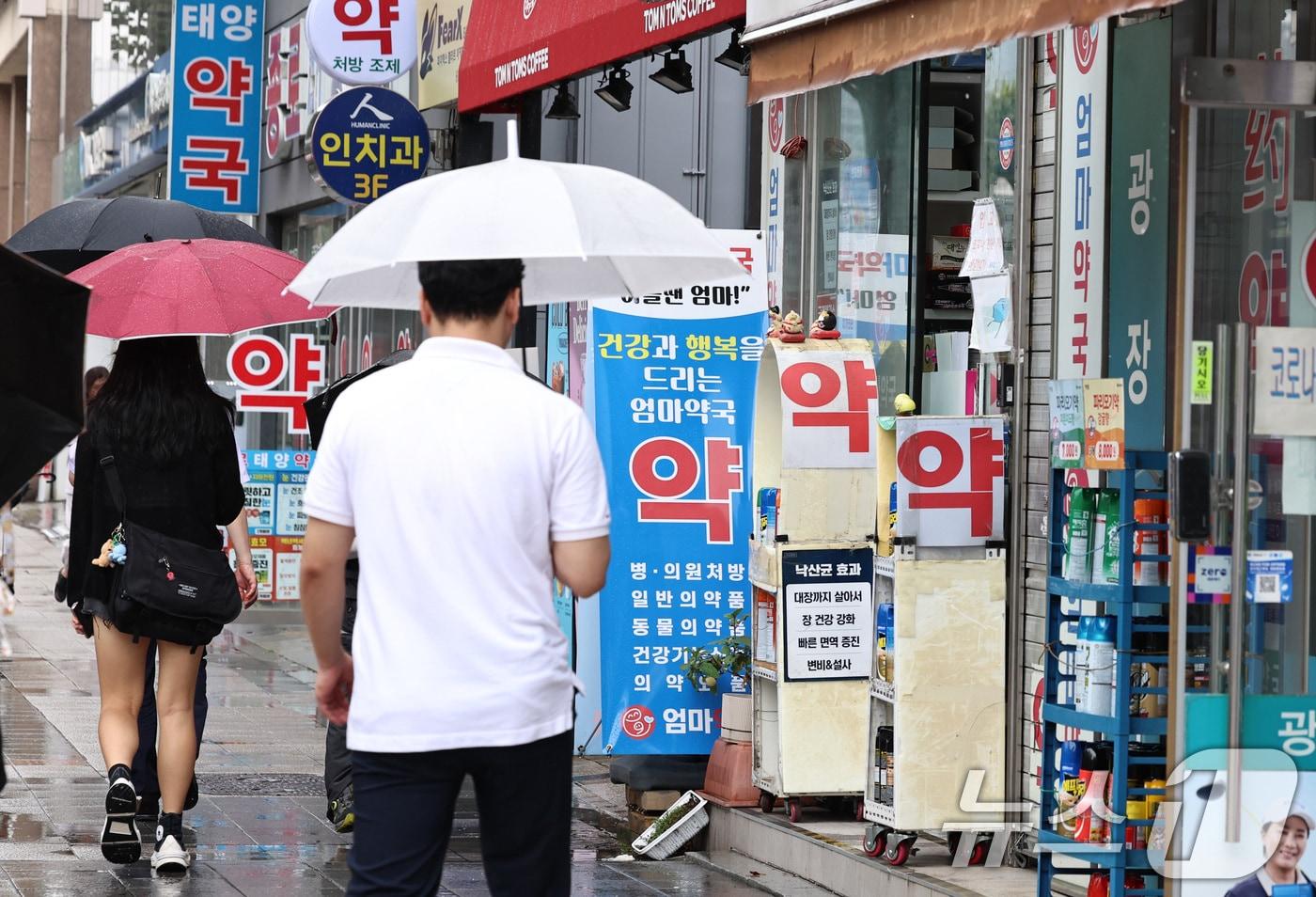 추석연휴를 앞둔 13일 오후 시민들이 서울 종로구 약국거리에서 발걸음을 옮기고 있다. . 2024.9.13/뉴스1 ⓒ News1 구윤성 기자