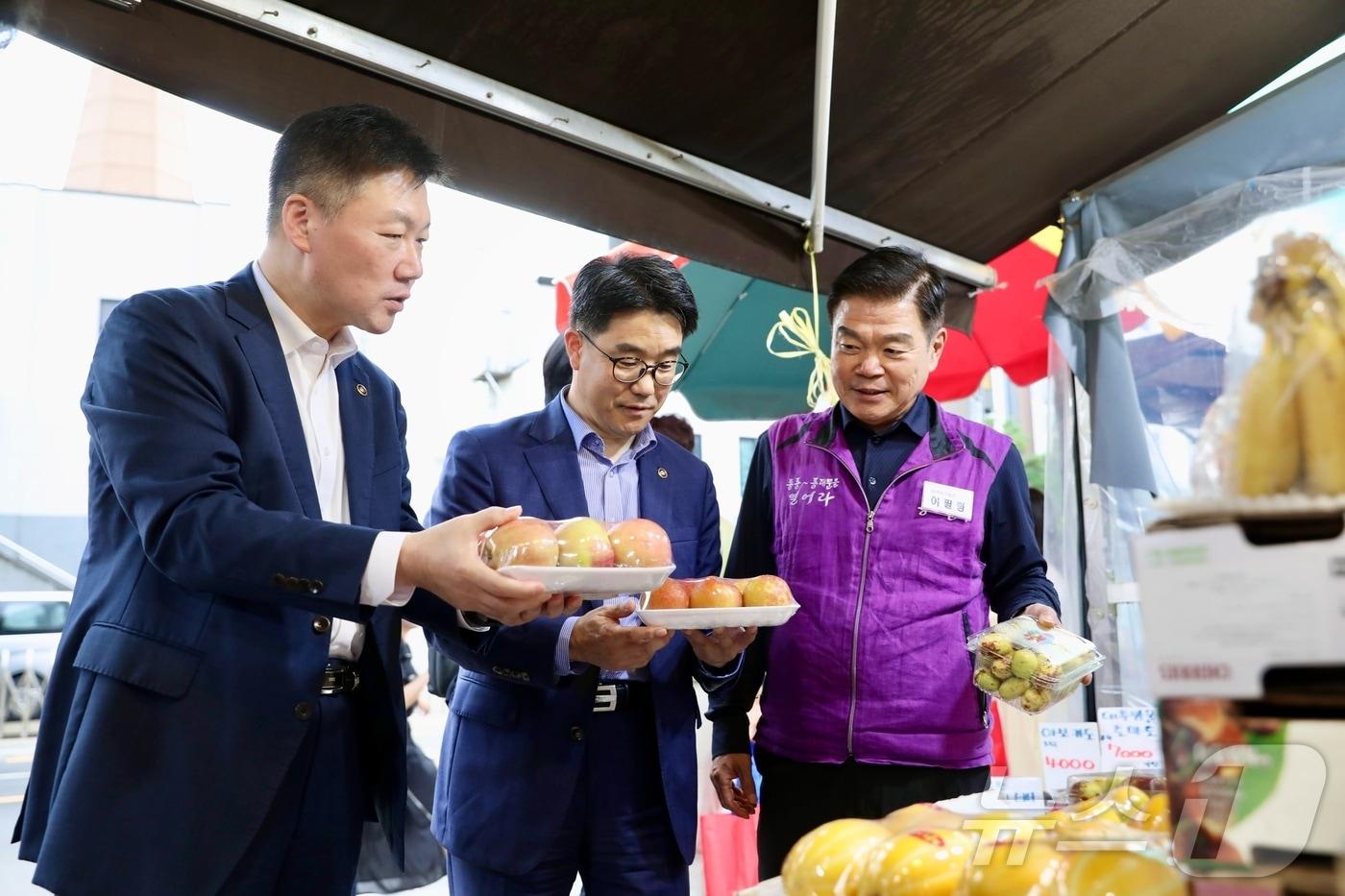 김성섭 중소벤처기업부 차관과 박범수 농림축산식품부 차관이 13일 서울 동대문구 답십리현대시장을 방문해 추석 성수품 수급 상황과 물가 동향을 점검하며 현장의견을 청취하고 있다.&#40;중소벤처기업부 제공&#41;