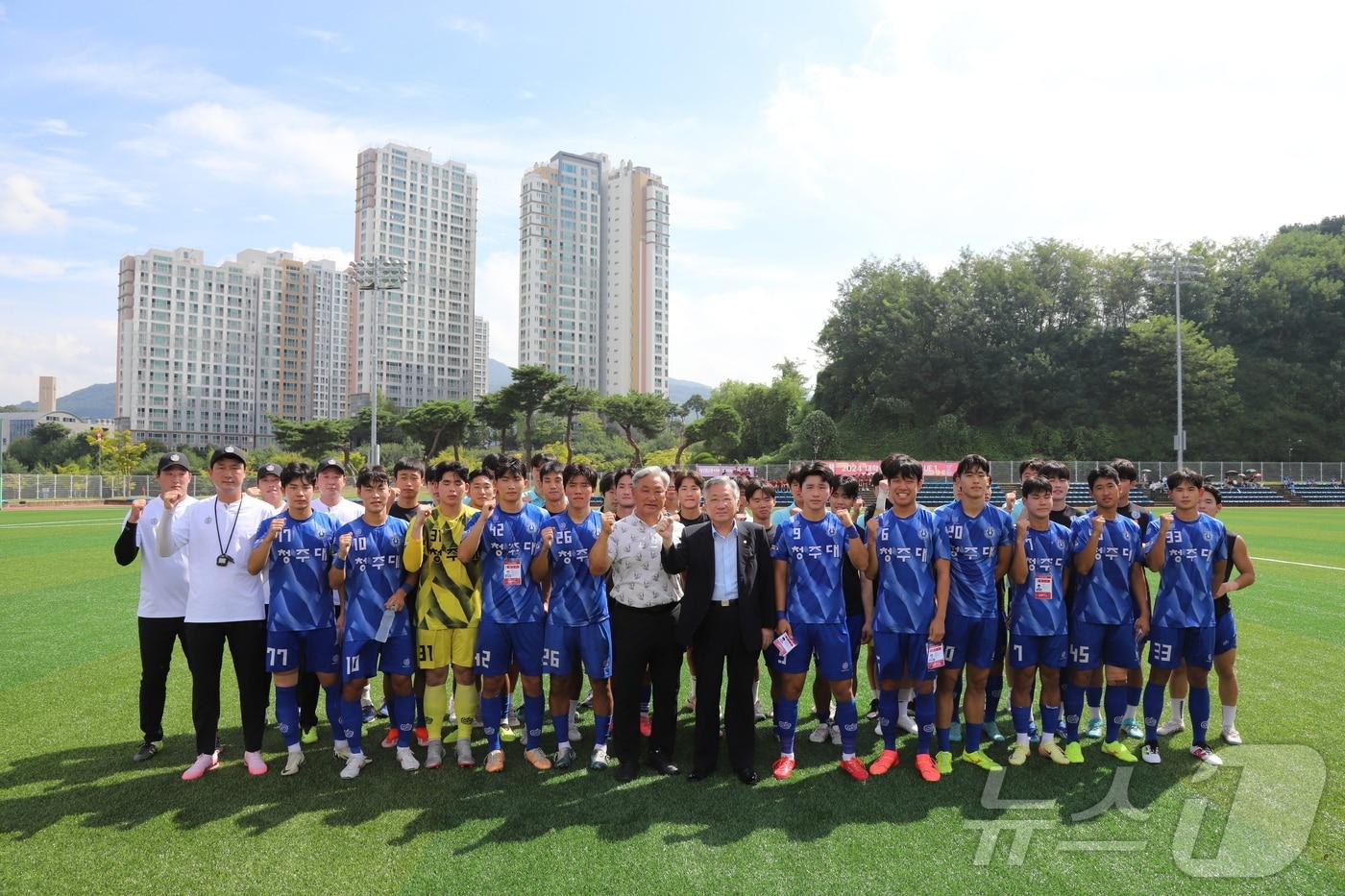 청주대 김윤배 총장&#40;오른쪽 일곱번째&#41;과 청주대 축구부 선수들이 13일 인조잔디 보수 공사를 마친 학내 축구 전용구장에서 파이팅을 외치고 있다.&#40;청주대학교 제공&#41;/뉴스1