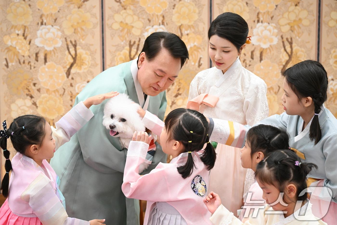 윤석열 대통령과 부인 김건희 여사가 다문화가정 어린이들과 함께 한가위 명절 인사를 촬영했다고 대통령실이 13일 밝혔다. 이번 한가위 영상은 지난 8일 대통령실 2층 자유홀에서 1시간에 걸쳐 촬영됐다. &#40;대통령실 제공&#41; 2024.9.13/뉴스1 ⓒ News1 송원영 기자