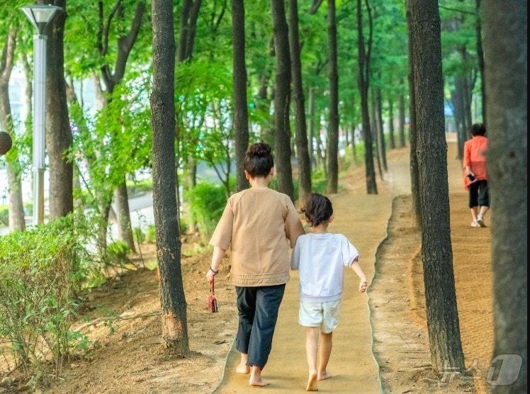 부천 맨발길&#40;최준근 자유 사진가 제공&#41; / 뉴스1