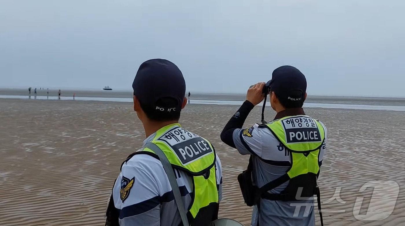 안전 순찰하는 인천해양경찰서 대원&#40;인천해양경찰서 제공&#41; / 뉴스1