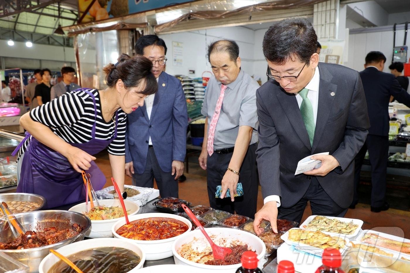 충북교육청은 13일 추석을 맞아 전통시장 장보기와 복지시설 위문 방문 행사를 진행했다.&#40;충북교육청 제공&#41;/뉴스1