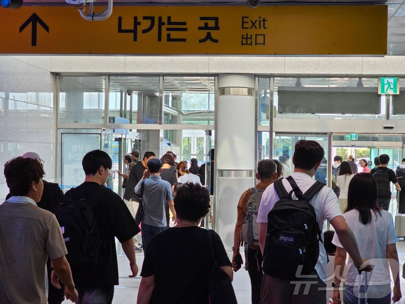 추석 연휴를 하루 앞둔 13일 창원중앙역에서 내린 귀성객들이 출구를 빠져나가고 있다.2024.9.13/뉴스1 박민석기자