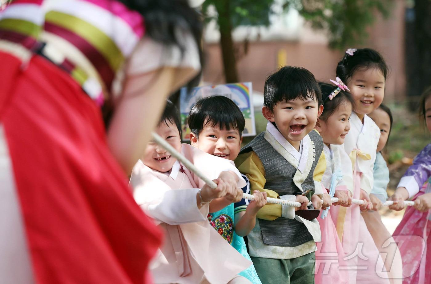 추석을 사흘 앞둔 13일 광주 북구 신안동 태봉어린이집에서 한복을 곱게 차려 입은 아이들이 전통 민속놀이를 하며 즐거운 시간을 보내고 있다.&#40;광주 북구 제공&#41;2024.9.13/뉴스1