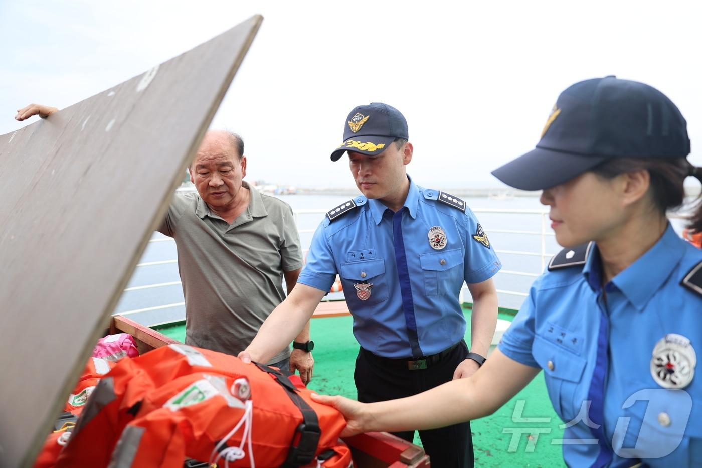 이우수 속초해경서장이 13일 강원 강릉시 주문진항 일대 유람선과 낚시어선 안전관리 실태를 점검하고 있다.&#40;속초해경 제공&#41; 2024.9.13/뉴스1