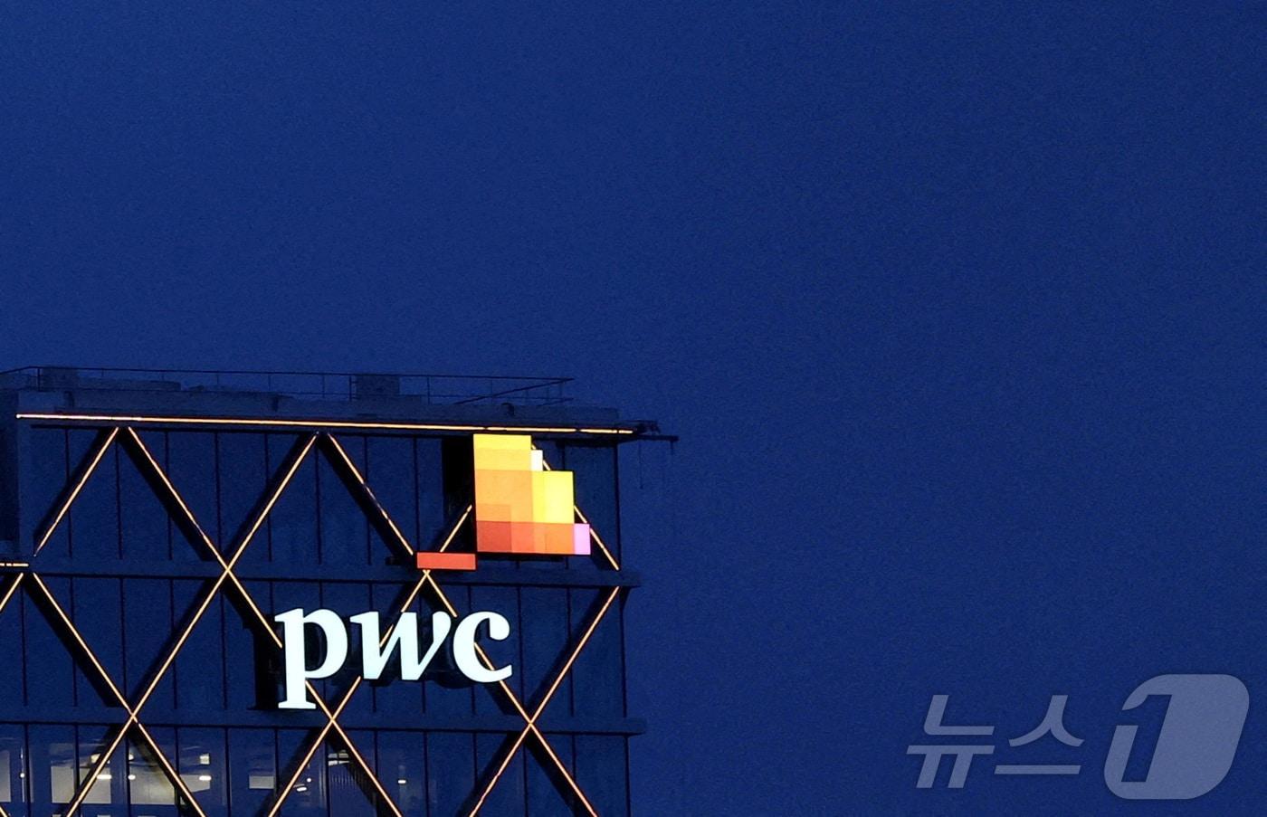 세계 4대 회계법인 중 하나인 글로벌 회계·컨설팅업체 프라이스워터하우스쿠퍼스&#40;PwC&#41;의 로고. 사진은 벨기에 브뤼셀 소재 PwC 회사 건물. ⓒ 로이터=뉴스1 ⓒ News1 조소영 기자