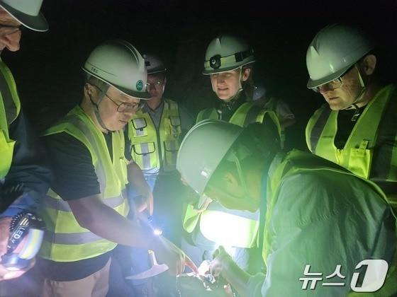 각국 지질학자들이 지난 2일 강원 영월군 상동읍의 텅스텐광산인 상동광산을 살펴보고 있다. &#40;뉴스1 DB&#41;