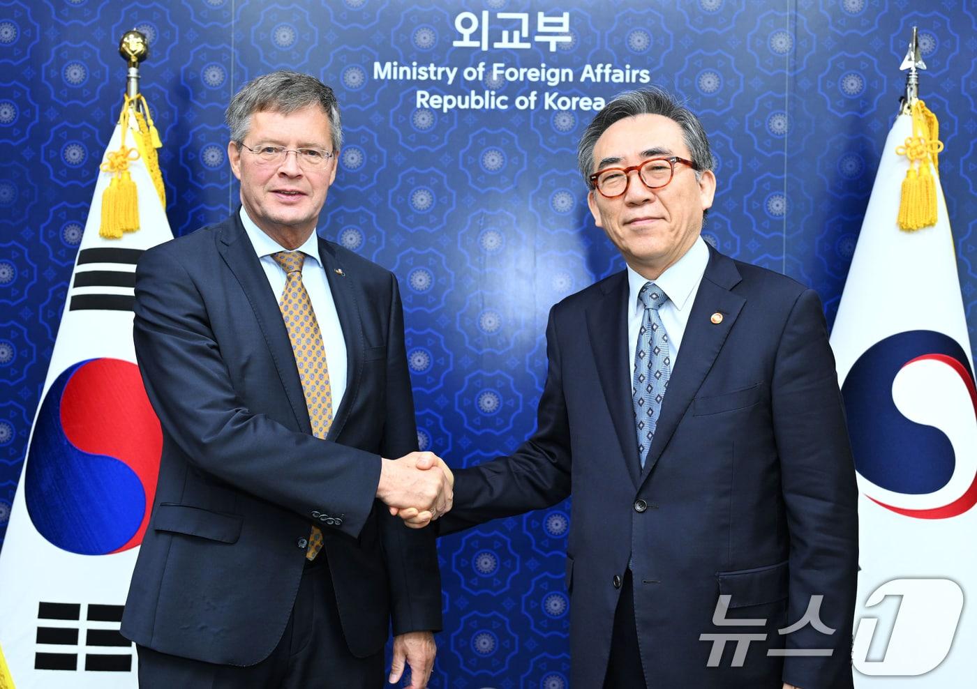 조태열 외교부 장관 13일 오후 서울 종로구 외교부에서 얀 페이터 발케넨데&#40;Jan Peter Balkenende&#41; 전 네덜란드 총리와 악수를 하고 있다. 조 장관은 이날 발케넨데 전 총리와 양국 관계 및 방산·원전협력, 기후변화 협력, 지역 및 국제정세 등에 대한 의견을 교환했다.&#40;외교부 제공&#41; 2024.9.13/뉴스1 ⓒ News1 민경석 기자