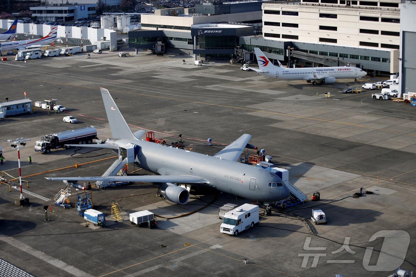 보잉 KC-46A 페가수스가 미국 시애틀 소재 보잉 시설의 활주로에 있다. 2019.03.21. ⓒ 로이터=뉴스1 ⓒ News1 조소영 기자