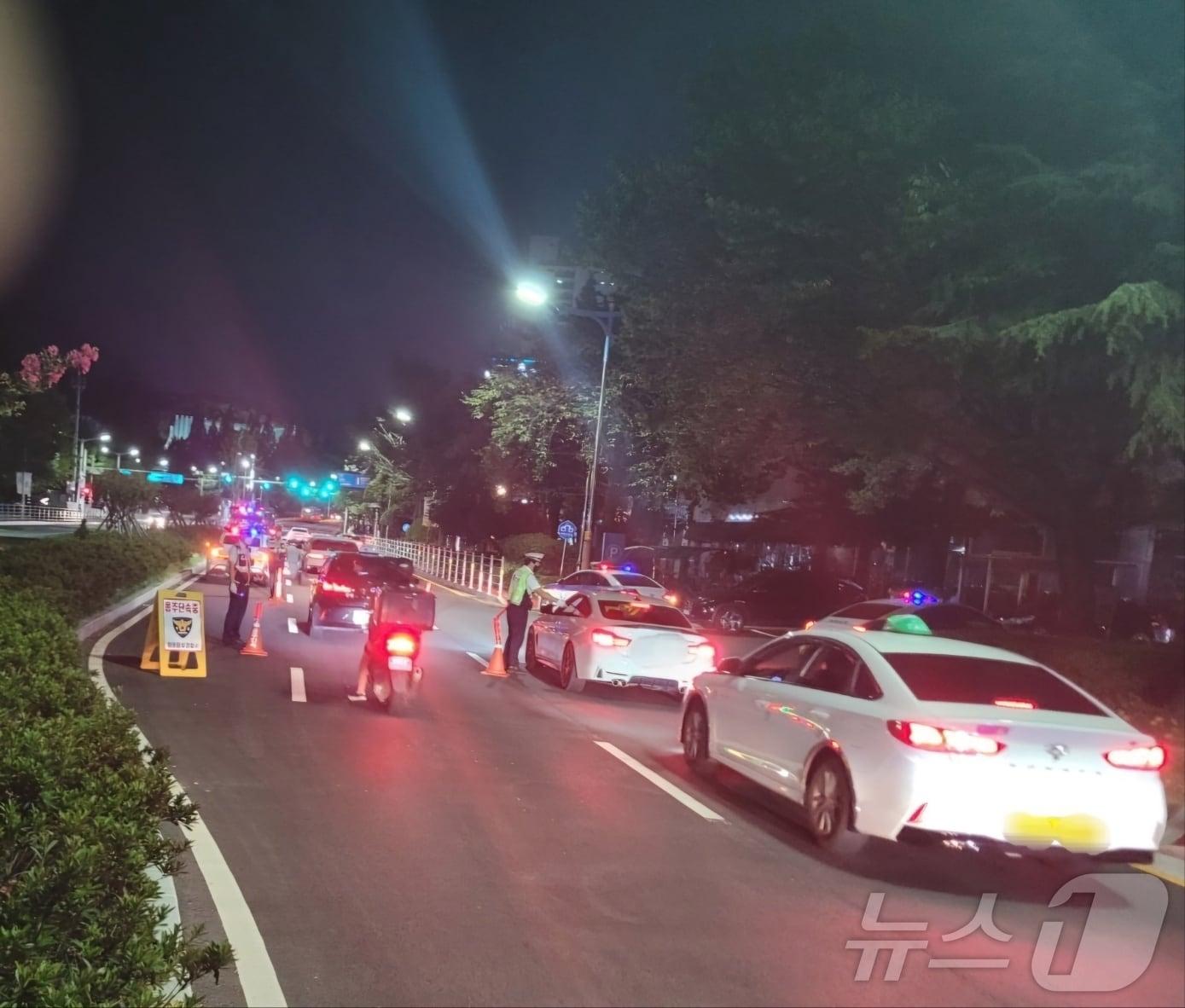 13일 오후 경찰이 공성운동장 주변에서 음주 특별단속을 하고 있다&#40;경남경찰청 제공&#41;