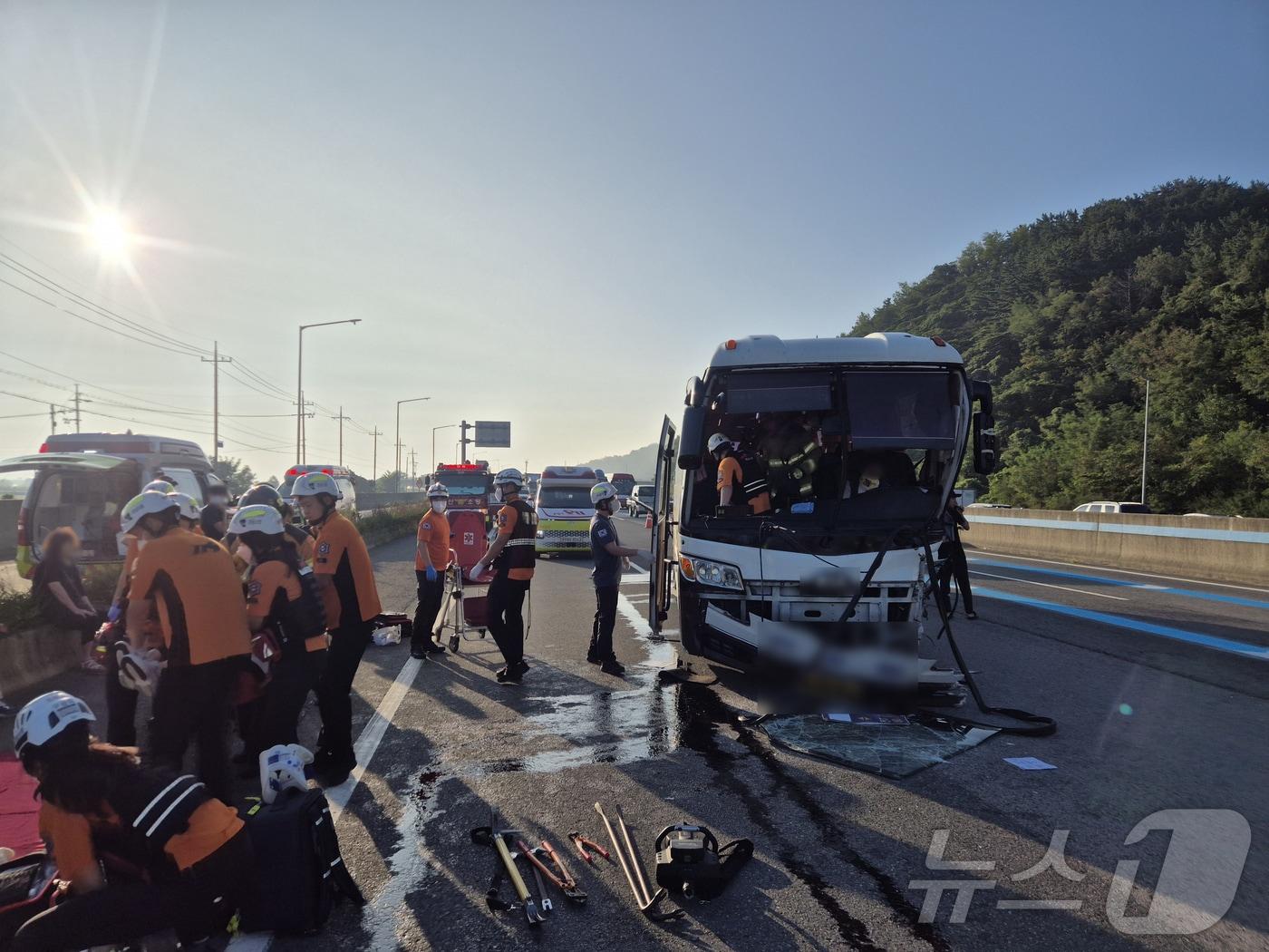 14일 오전 서부산톨게이트 사고 현장&#40;부산경찰청 제공&#41;