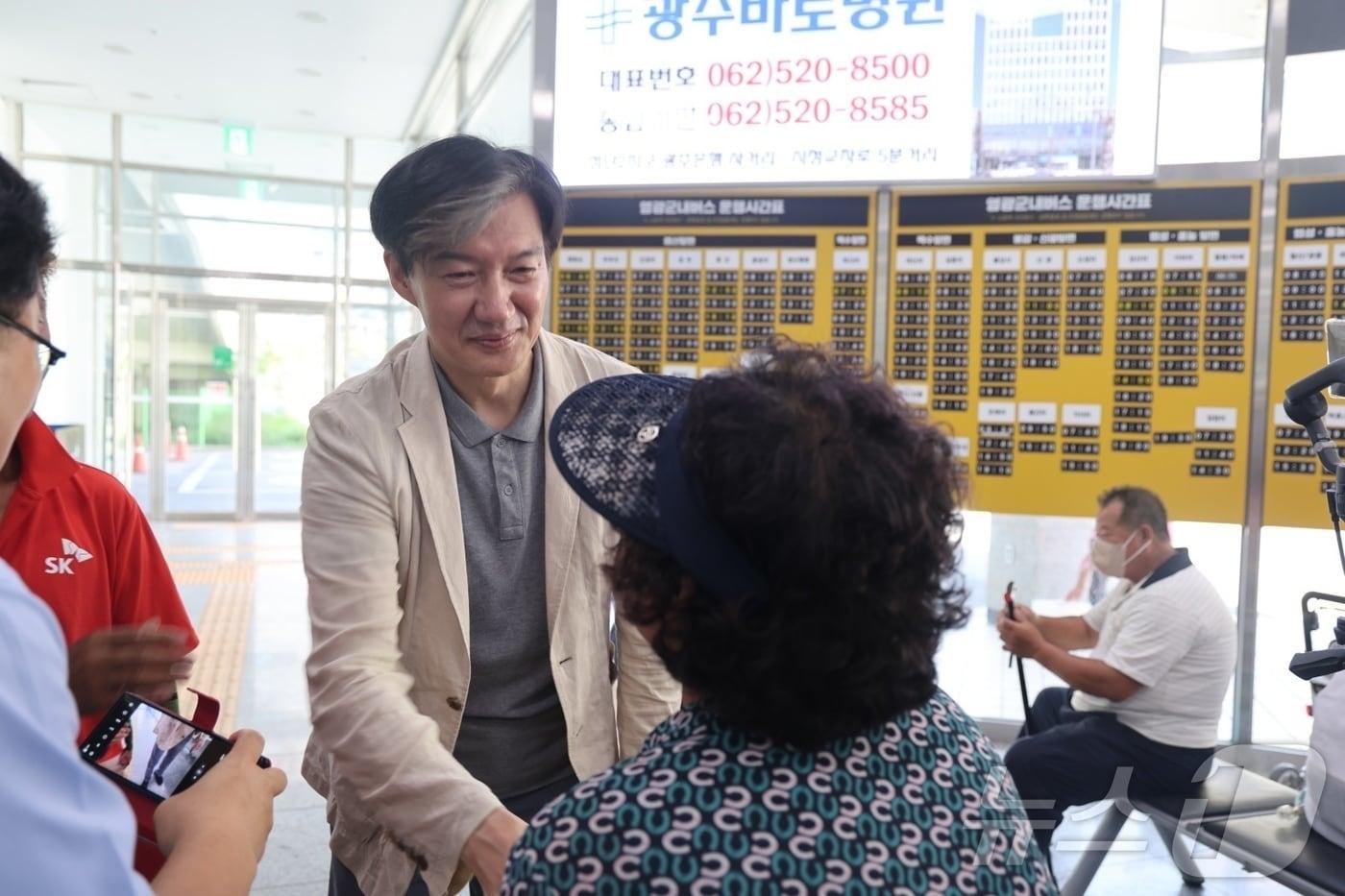 조국 조국혁신당 대표가 14일 오전 전남 영광 종합버스터미널과 인근 상가를 찾아 10·16 영광군수 재선거에 출마한 장현 후보 지지를 호소하고 있다. 조 대표는 전날에도 영광 상사화축제 기념식에 참석하는 등 연이어 영광을 찾고 있다.&#40;조국혁신당 제공&#41;2024.9.14./뉴스1