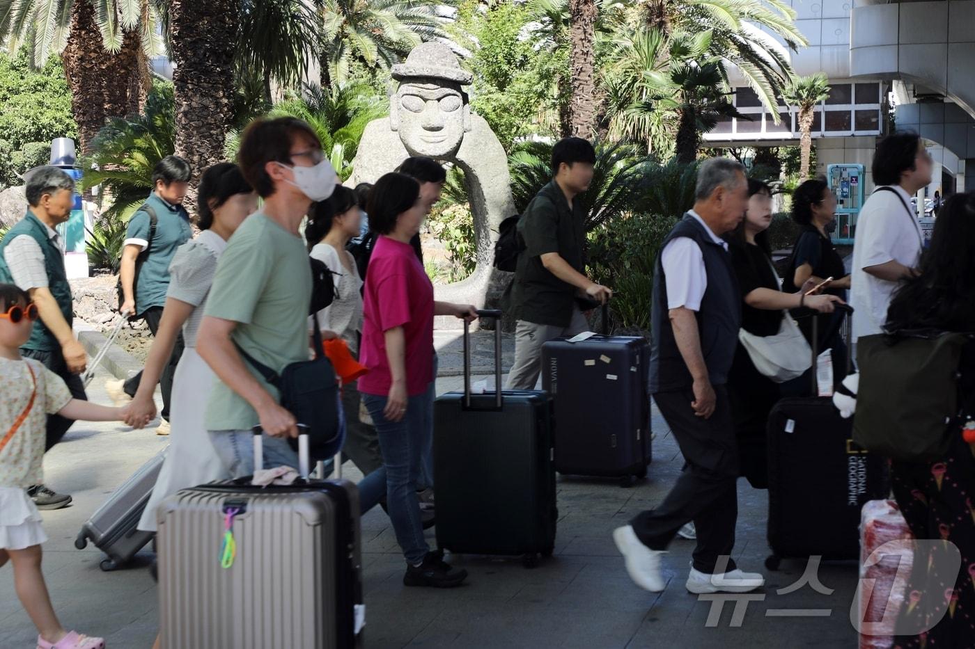 본격적인 추석 연휴가 시작된 14일 오후 제주국제공항에 귀성객 및 관광객이 도착해 이동하고 있다.2024.9.14/뉴스1 ⓒ News1 홍수영 기자