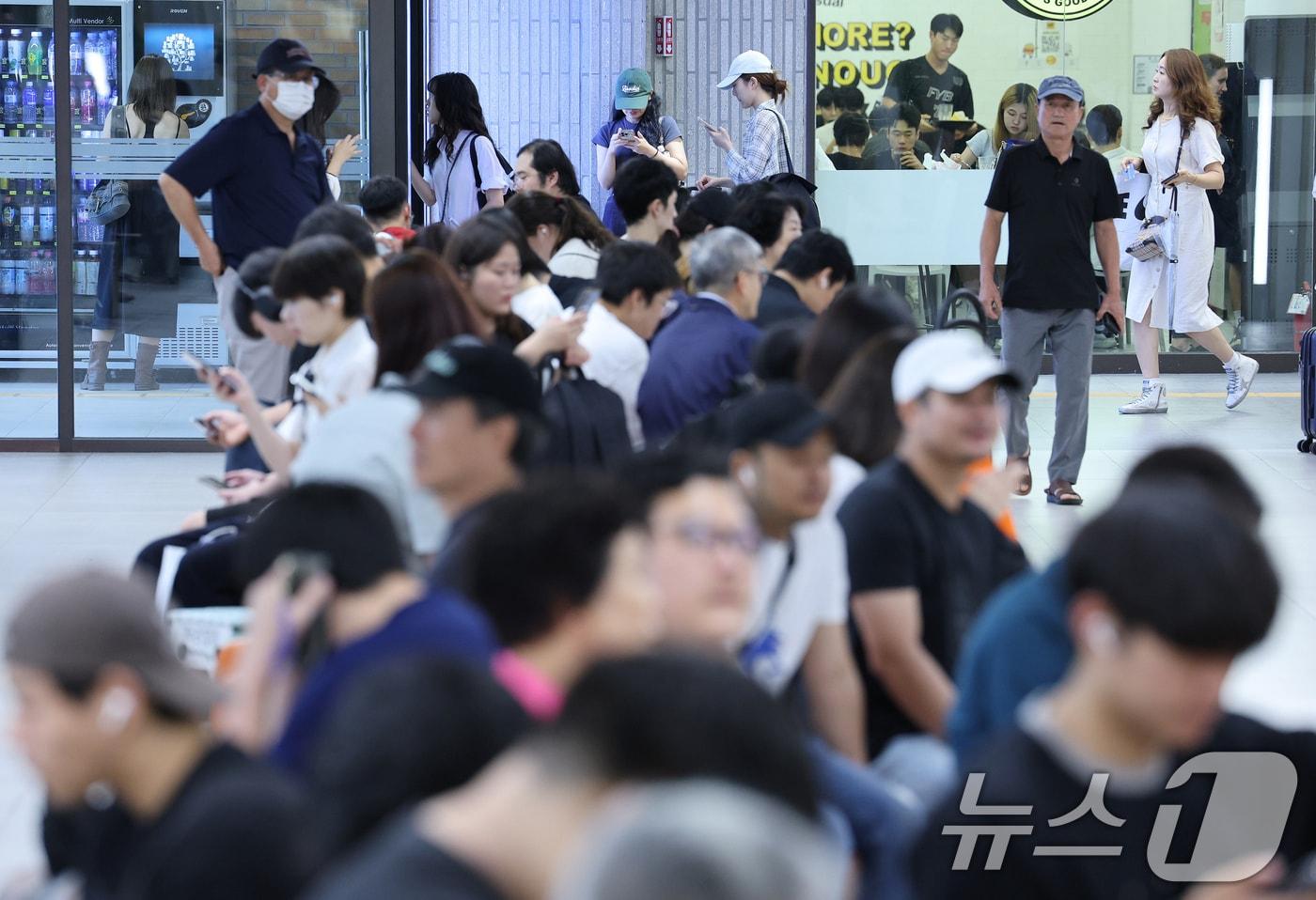 추석 연휴 첫날인 14일 오후 서울 서초구 고속버스터미널이 귀성객들로 붐비고 있다. 2024.9.14/뉴스1 ⓒ News1 장수영 기자