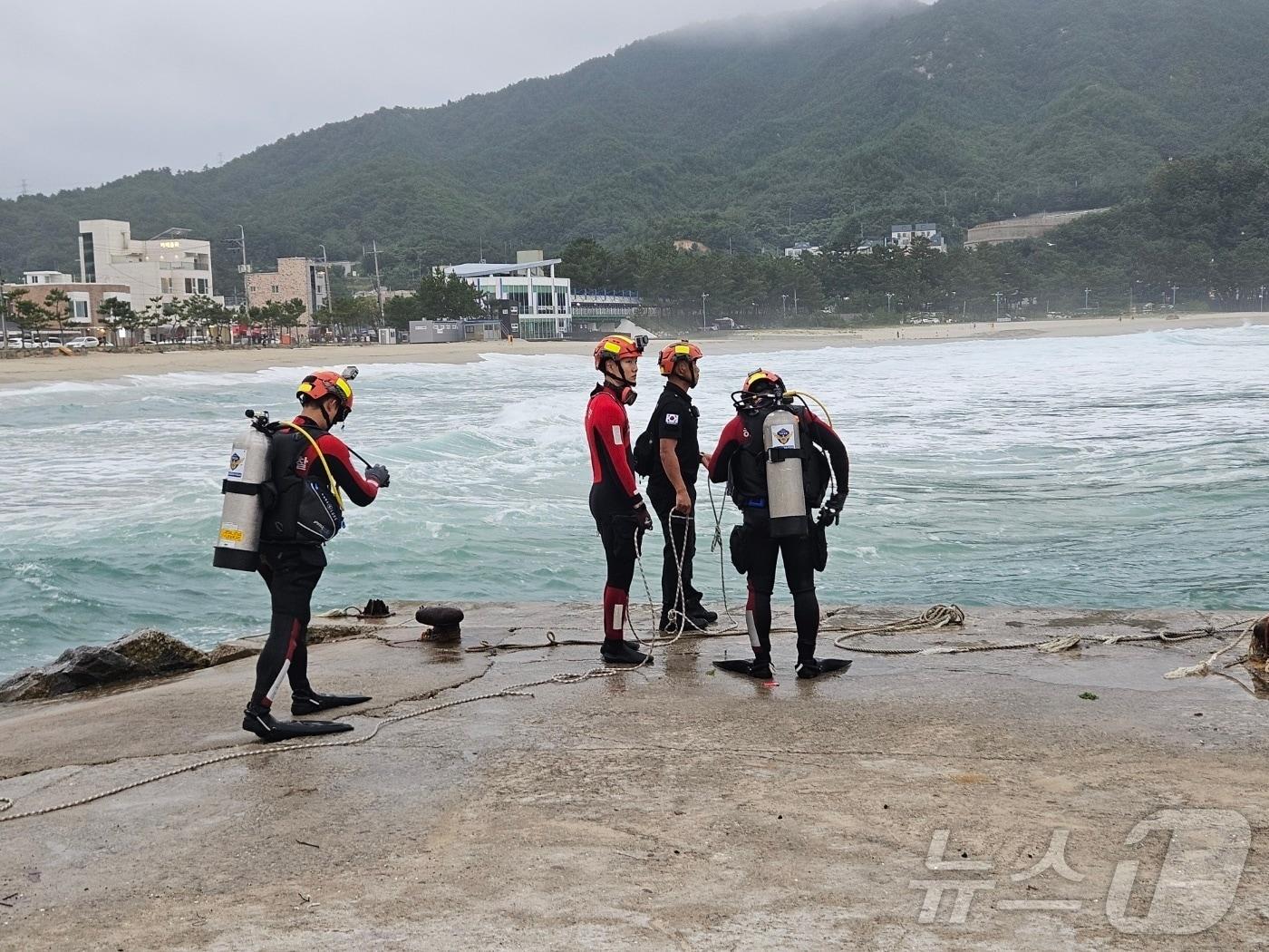 강원 삼척 용화해변 일대 익수자 수색 나서는 동해해양경찰서.&#40;동해해경 제공&#41;