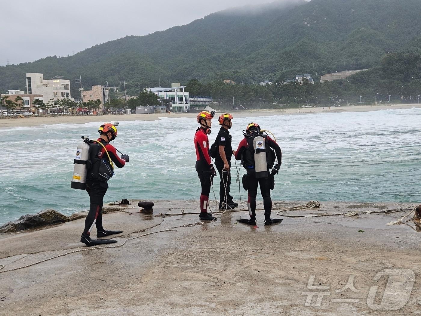 지난 14일 강원 삼척 용화해변 물양장 인근 해상서 실종된 20대 남성 수색 나서는 해경.&#40;동해해경 제공&#41; 2024.9.15/뉴스1