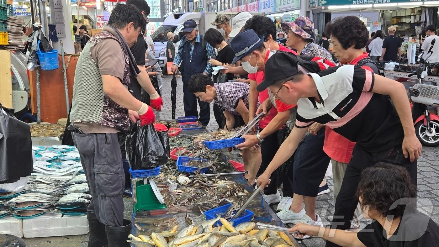 추석 연휴 둘째 날인 15일 오전 대전 중앙시장 수산물 가게에서 시민들이 장을 보고 있다. 2024.9.15 /뉴스1 ⓒ News1 허진실 기자