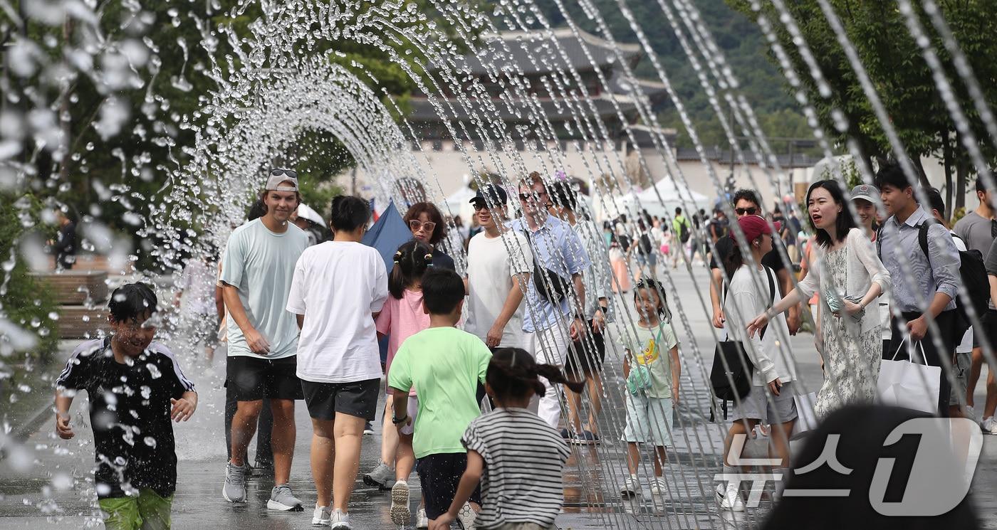 추석 명절 연휴인 지난 15일 오후 서울 광화문광장에서 시민들이 폭염특보를 피해 더위를 식히고 있다. /뉴스1 ⓒ News1 임세영 기자