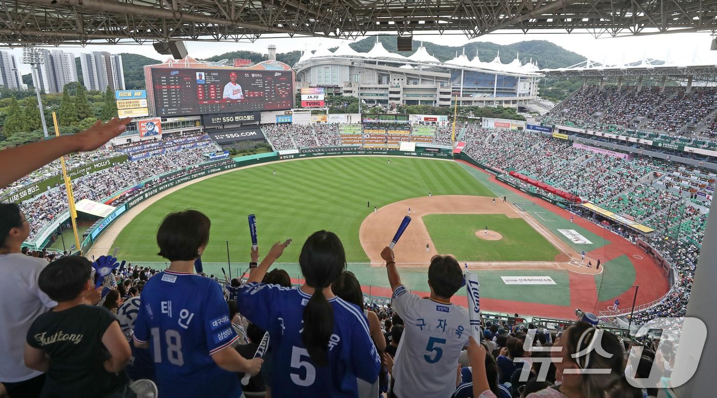 프로야구가 사상 첫 천만 관중을 달성한 15일 오후 인천 SSG랜더스필드에서 열린 프로야구 &#39;2024 신한 SOL 뱅크 KBO리그&#39; SSG 랜더스와 삼성 라이온즈의 경기를 찾은 야구팬들이 응원을 펼치고 있다. 2024.9.15/뉴스1 ⓒ News1 이승배 기자