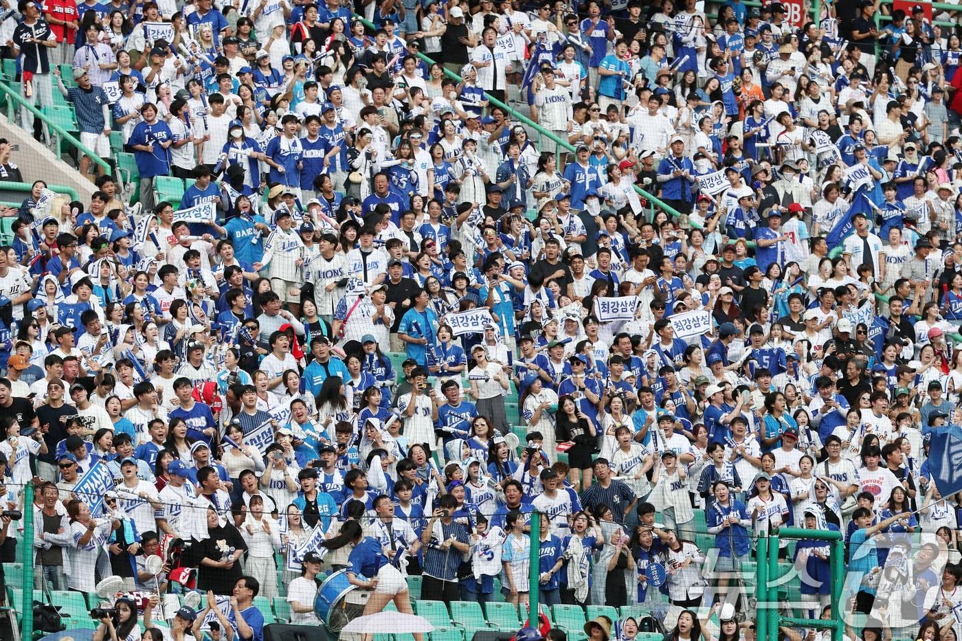 프로야구가 사상 첫 천만 관중을 달성한 15일 오후 인천 SSG랜더스필드에서 열린 프로야구 &#39;2024 신한 SOL 뱅크 KBO리그&#39; SSG 랜더스와 삼성 라이온즈의 경기를 찾은 야구팬들이 응원을 펼치고 있다. 2024.9.15/뉴스1 ⓒ News1 이승배 기자