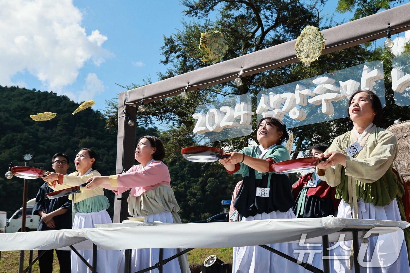 15일 개막한 예천군 삼강주막 나루터 축제에서 부침개 뒤집기 행사에 참여한 주모들이 부침개를 뒤집고 있다. 축제는 오는 17일까지 열린다. &#40;예천군 제공&#41; 2024.9.16/뉴스1 ⓒ News1 정우용 기자