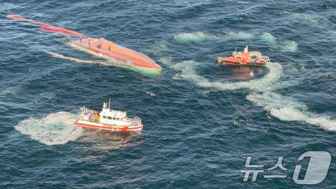 16일 오전 7시 36분께 전북 군산시 십이동파도 남쪽 7.5㎞에서 35톤 어선이 전복되는 사고가 발생해 해경이 구조 작업을 벌이고 있다. 해경은 선원 8명 전원을 구조했으며 3명은 의식이 없는 상태다. &#40;해경 제공&#41; 2024.9.16/뉴스1 ⓒ News1 신웅수 기자