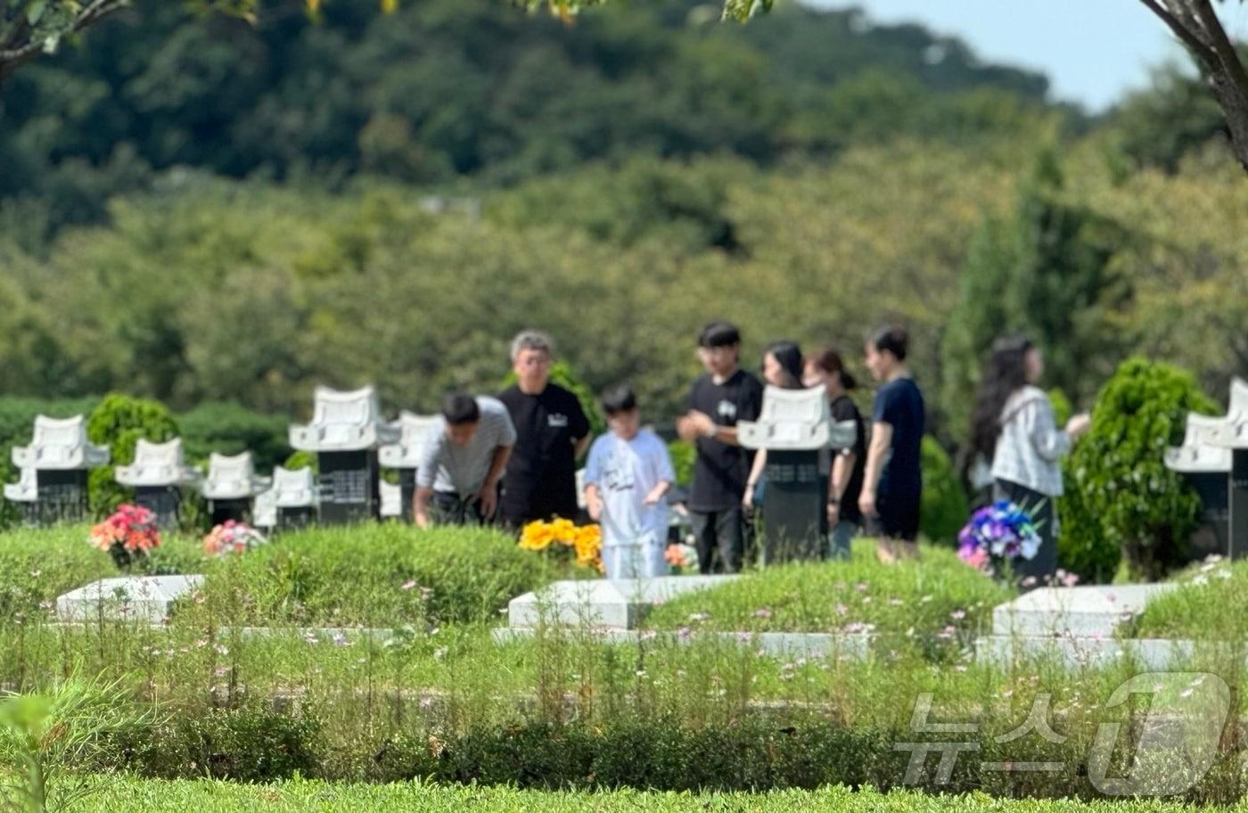 추석인 17일 경북 경주의 한낮 수은주가 36.2도까지 올라 9월 기온으로 역대 최고를 기록하는 등 늦더위가 절정을 보였다. 이날 오전 인천시 부평구 인천가족공원에 성묘객들이 성묘를 하고 있다. 2024.9.17/뉴스1 ⓒ News1 박소영 기자