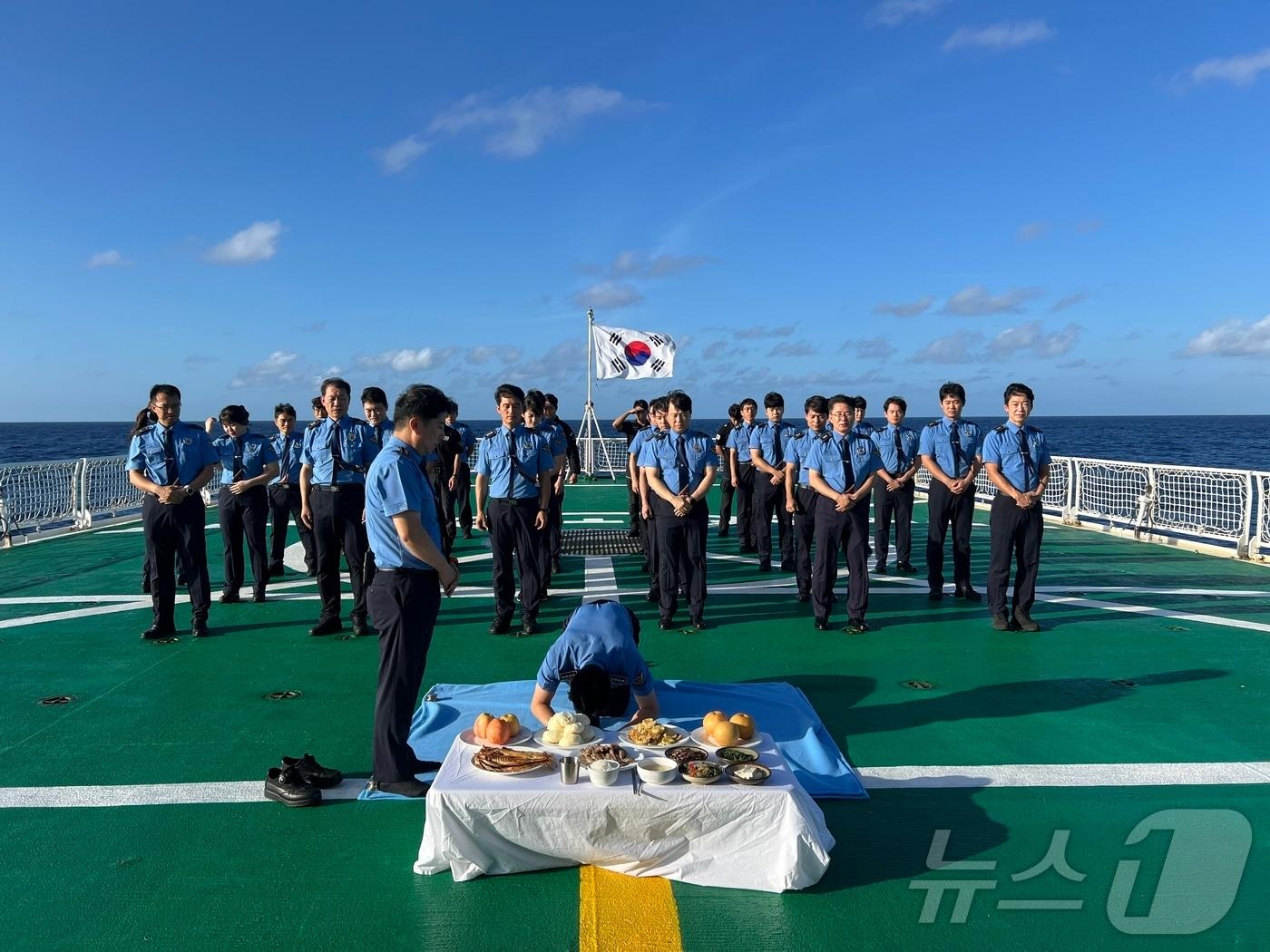 추석인 17일 오전 서귀포해양경찰서 5002함 함상에서 대원들이 추석 차례를 지내고 있다.&#40;서귀포해경 제공&#41;