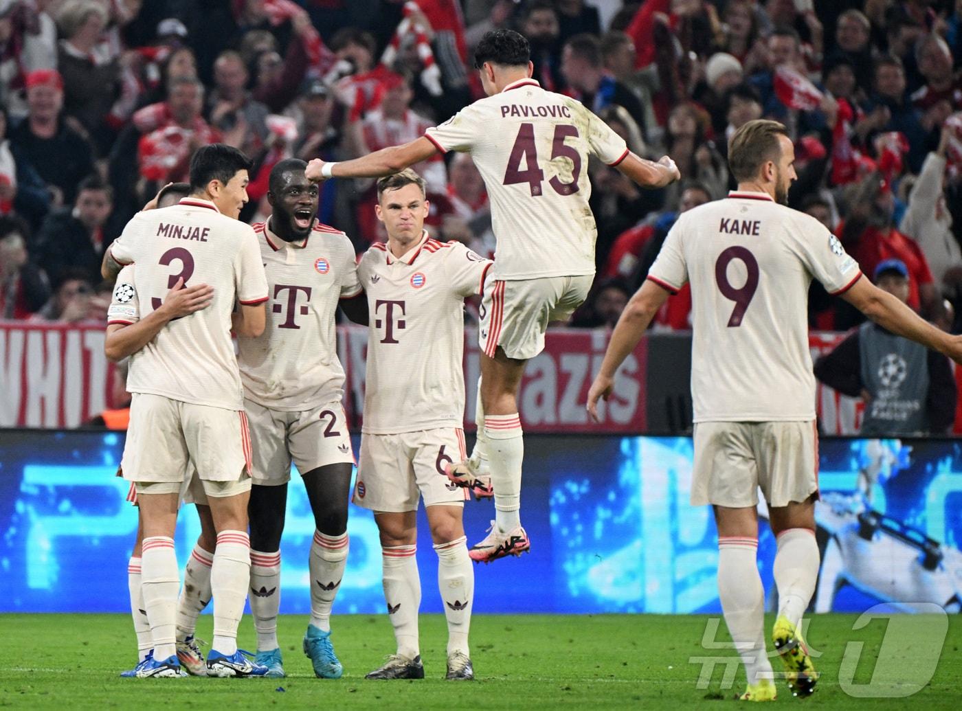 바이에른 뮌헨 수비수 김민재&#40;3번&#41;가 18일&#40;한국시간&#41; 열린 디나모 자그레브와 2024-25 UEFA 챔피언스리그 리그 페이즈 1차전에서 동료들과 기뻐하고 있다. ⓒ 로이터=뉴스1