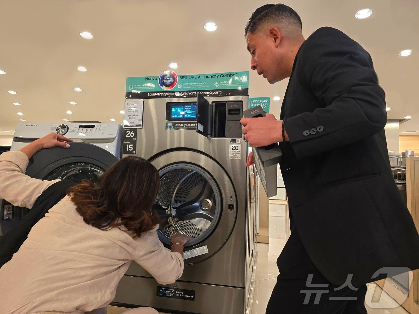 멕시코 수도 멕시코시티에 위치한 리버풀 백화점에서 고객들이 삼성전자 올인원 세탁건조기 &#39;비스포크 AI 콤보&#39;를 체험하고 있다&#40;삼성전자 제공&#41;. ⓒ 뉴스1