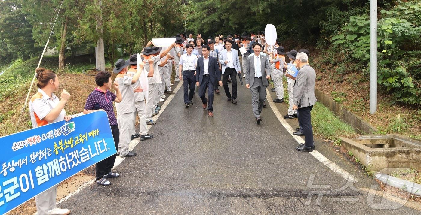 지난 12일 충북소방교육대 부지선정위원회 위원들이 보은군 건립 후보지를 찾아 현지 실사를 마쳤다. 보은군민들이 소방교육대 지역내 유치를 호소하며 부지선정위원들을 반기고 있다. / 뉴스1 