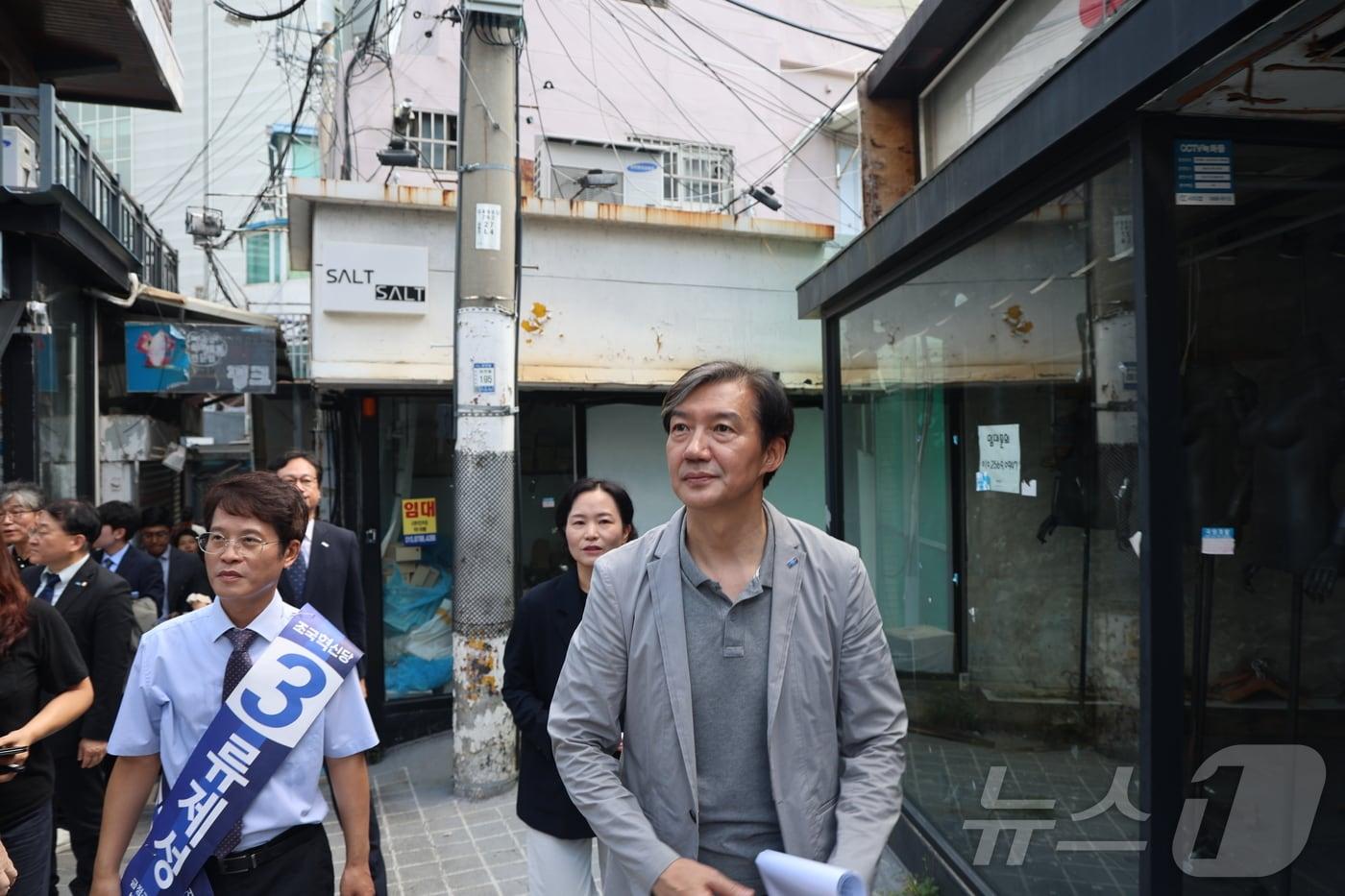 조국 조국혁신당 대표&#40;오른쪽&#41;와 류제성 부산 금정구청장 보궐선거 후보가 추석 연휴 마지막 날인 18일 부산 금정구 부산대학교 앞 상권 현장을 시찰하고 있다. &#40;조국혁신당 제공&#41; 2024.9.18/뉴스1