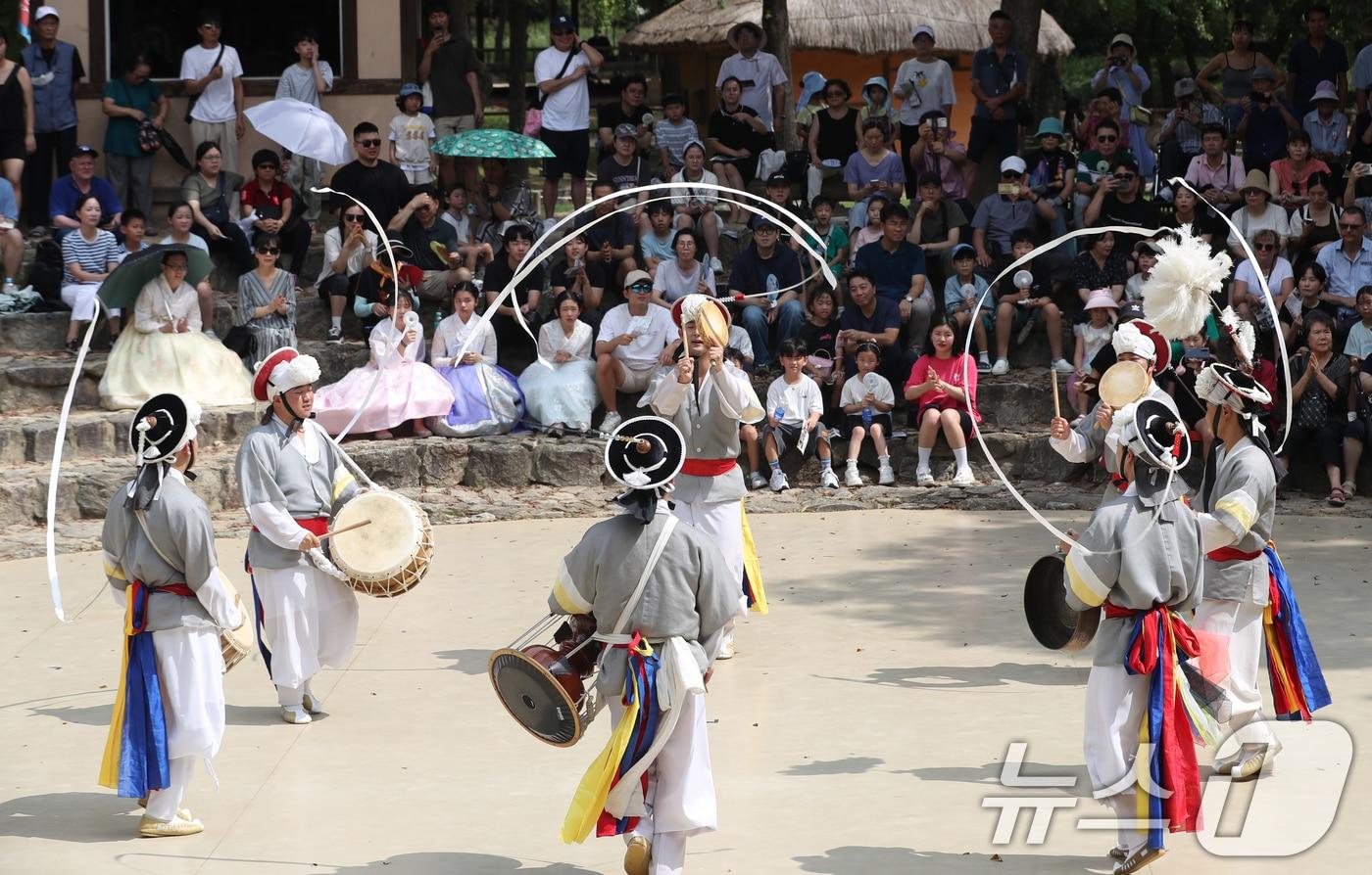 추석 연휴 마지막 날인 18일 경기 용인시 기흥구 한국민속촌에서 공연단이 신명나는 풍물소리와 함께 멋진 전통 공연을 하고 있다. 2024.9.18/뉴스1 ⓒ News1 김영운 기자