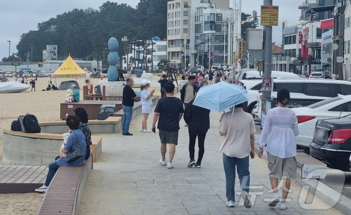 추석 연휴 마지막날인 18일 커피거리로 유명한 강릉 안목해변을 찾은 나들이객.2024.9.18/뉴스1 윤왕근 기자