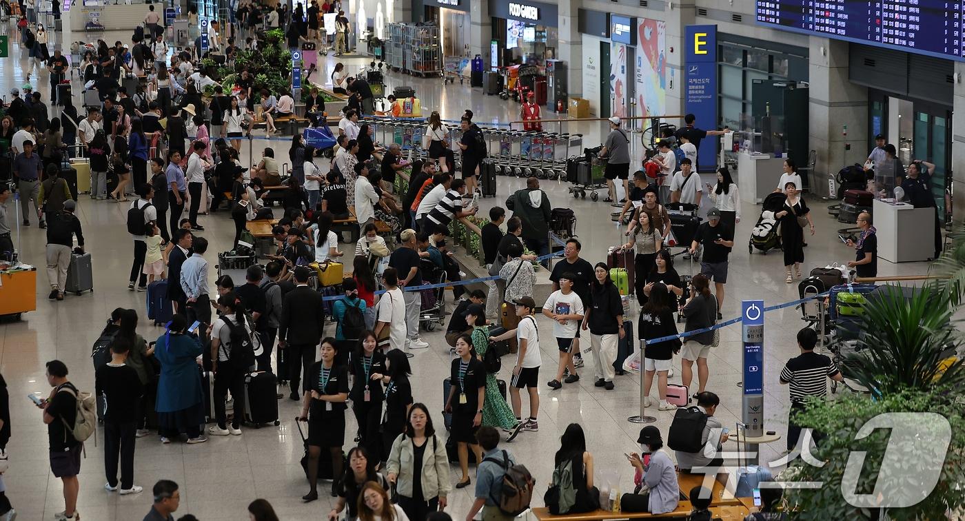 추석 연휴 마지막 날인 18일 오후 인천국제공항 제1터미널 입국장이 해외 여행에서 돌아오는 여행객들로 붐비고 있다. 한편, 인천국제공항공사는 이번 추석 연휴 기간, 하루 평균 20만 1천 명이 공항을 이용할 것으로 추산했는데 이는 지난 2017년 기록한 18만 7천여 명을 넘어선 역대 추석 연휴 중 최대 규모다. 2024.9.18/뉴스1 ⓒ News1 김진환 기자