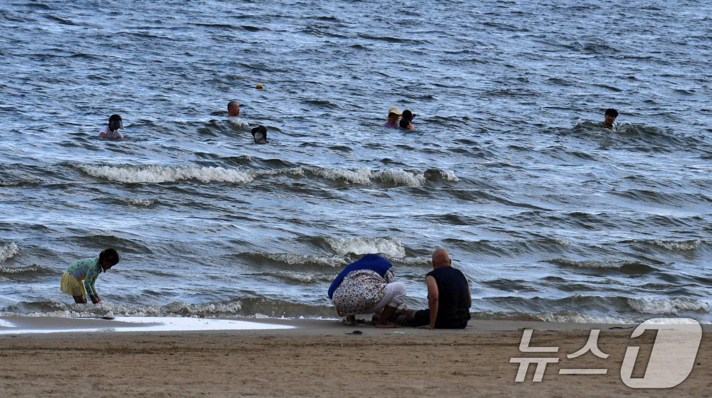 폭염특보가 발령된 18일 오후 경북 포항시 북구 영일대해수욕장에서 관광객들이 바다로 뛰어들어 더위를 식히고 있다. 2024.9.18/뉴스1 ⓒ News1 최창호 기자