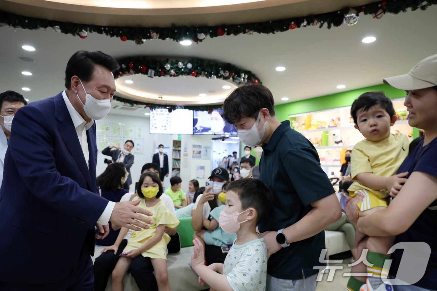 윤석열 대통령이 18일 서울 성북구 우리아이들병원을 찾아 진료 대기중인 어린이 환자 및 보호자와 인사를 나누고 있다. &#40;대통령실 제공&#41; 2024.9.18/뉴스1 ⓒ News1 박지혜 기자