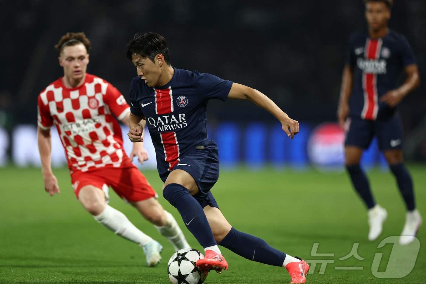 PSG 이강인이 19일&#40;한국시간&#41; 열린 2024-25 UEFA 챔피언스리그 지로나전에서 드리블하고 있다. ⓒ AFP=뉴스1