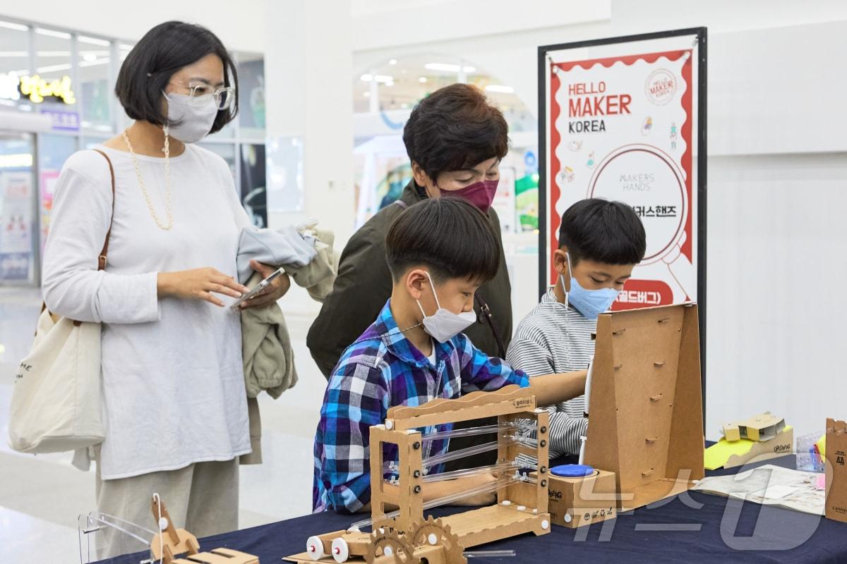 헬로메이커 전시 체험존에서 방문객이 체험을 하고 있다&#40;국립부산과학관 제공&#41;