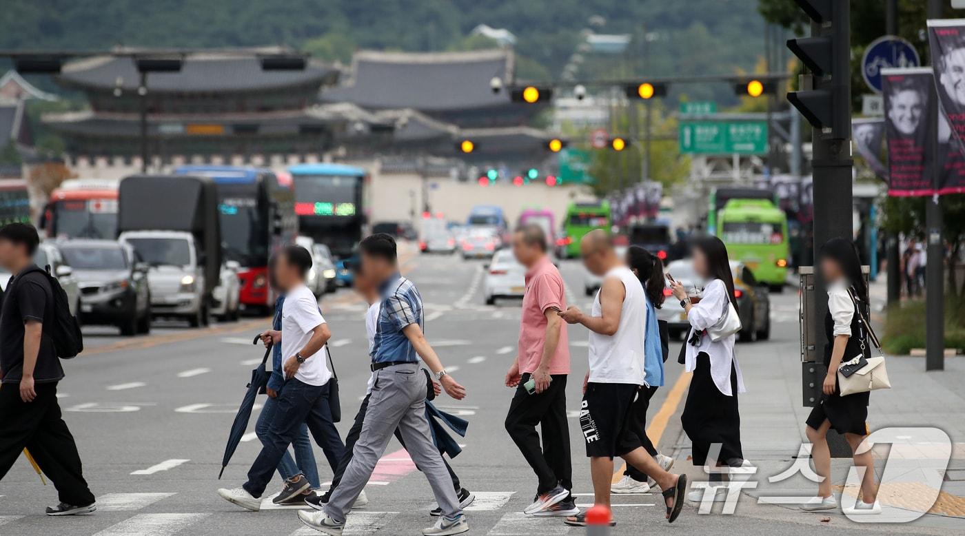 추석 연휴가 끝난 19일 오전 서울 세종대로 광화문광장 인근에서 시민들이 발걸음을 옮기고 있다. 2024.9.19/뉴스1 ⓒ News1 이승배 기자