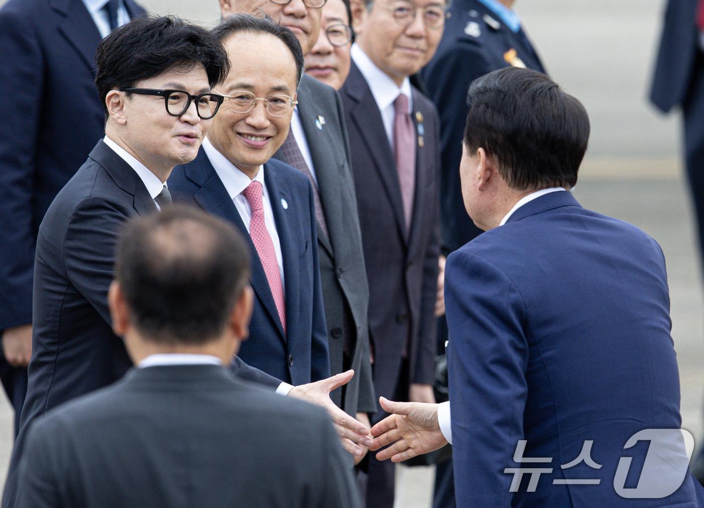 윤석열 대통령이 19일 오전 경기도 성남시 서울공항에서 체코로 출국하기 전 한동훈 국민의힘 대표와 인사하고 있다. 윤 대통령은 이번 체코 방문을 통해 지난 7월 한국수력원자력이 두코바니 신규 원전 건설사업의 우선협상대상자로 선정된 이후 후속 조치에 매진한다는 방침이다. 2024.9.19/뉴스1 ⓒ News1 이재명 기자