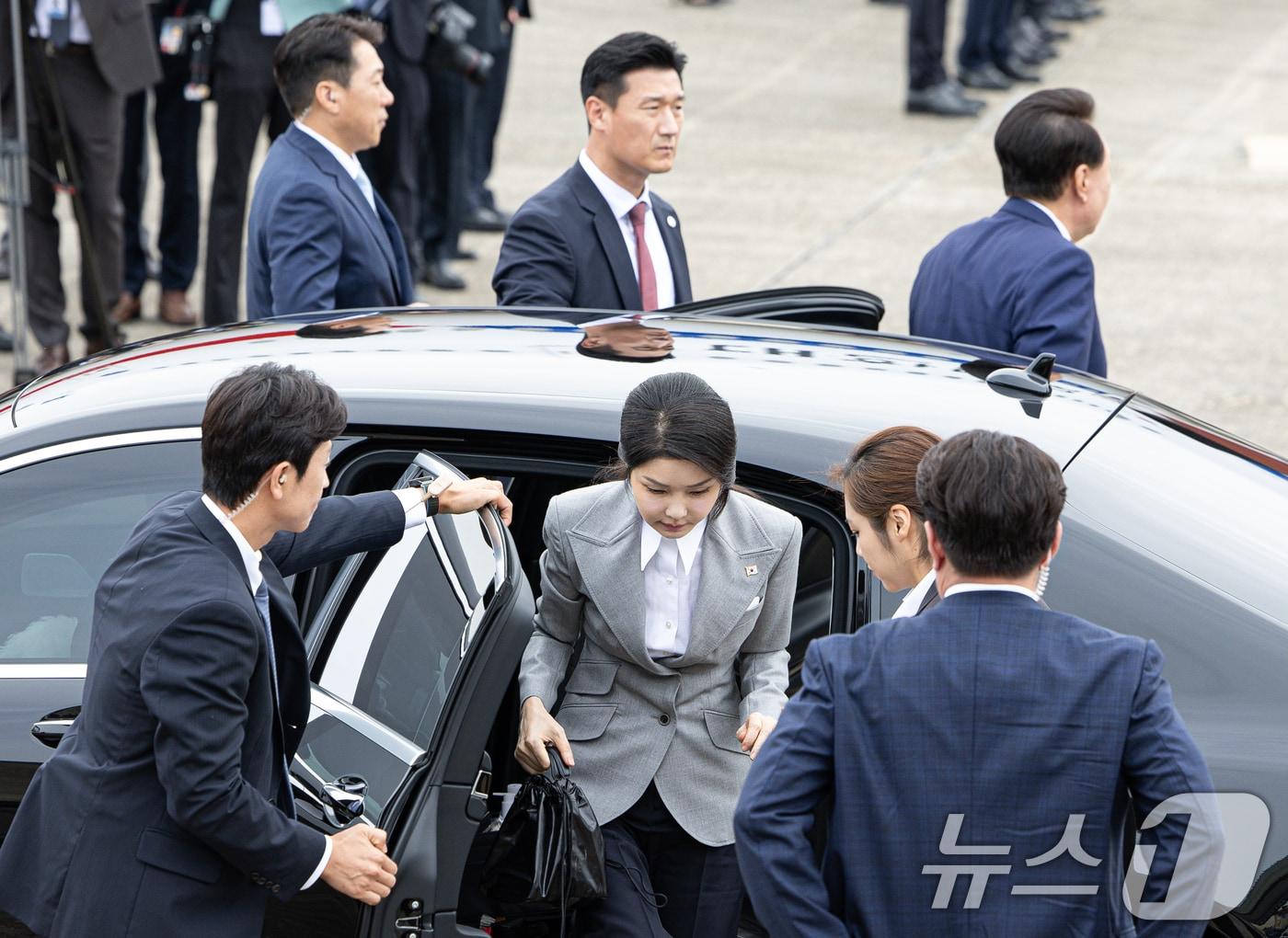 윤석열 대통령과 김건희 여사가 19일 오전 경기도 성남시 서울공항에서 체코로 출국하기 위해 공군 1호기로 향하고 있다. 윤 대통령은 이번 체코 방문을 통해 지난 7월 한국수력원자력이 두코바니 신규 원전 건설사업의 우선협상대상자로 선정된 이후 후속 조치에 매진한다는 방침이다. 2024.9.19/뉴스1 ⓒ News1 이재명 기자